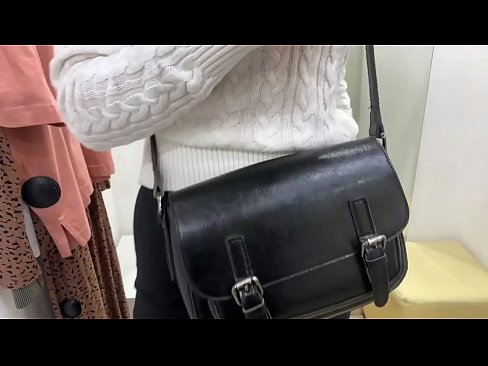 ❤️ 試着室でディルドを使った若い雌犬フェラルベリーの公開オナニー ❤ ポルノ ❌️❤